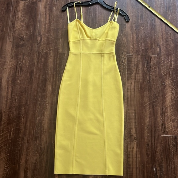 BCBGMaxAzria Dresses & Skirts - 🎉HP🎉BCBG MaxAzria Sweatheart Bodycon Midi Dress S